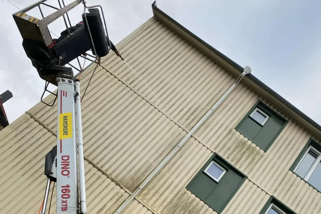 Professionell alg- och mögelbehandling med LA Fasadvård