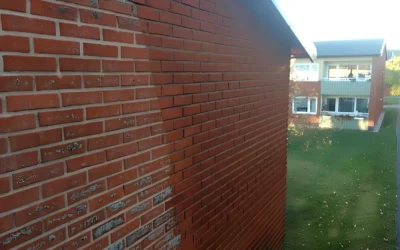 Tvätta tegelfasad – så gör du utan att skada teglet
