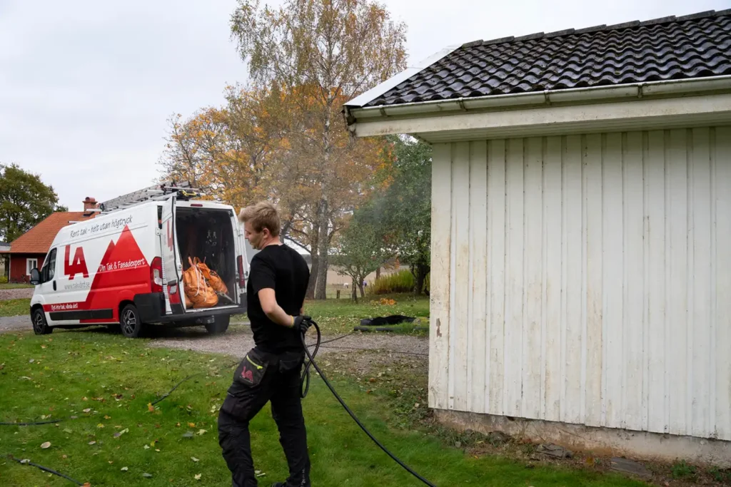 Tvätt av tegelfasad med LA Fasadvård