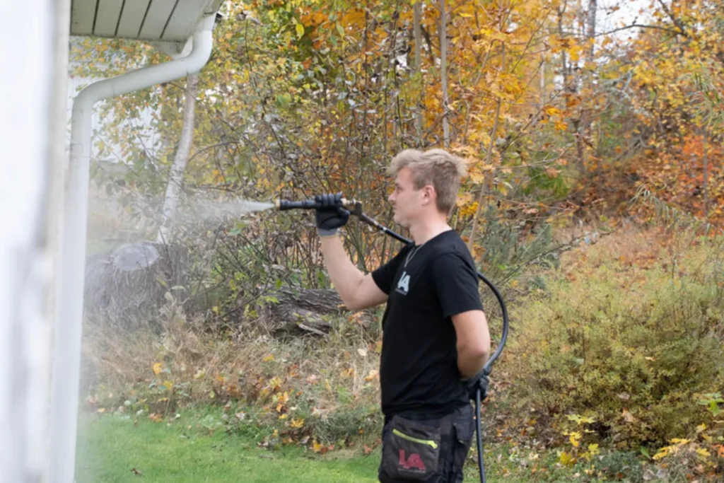 Tvätta fasad med högtryckstvätt